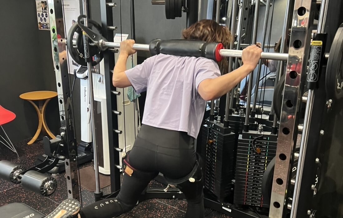 ジムで加圧トレーニングをしている様子